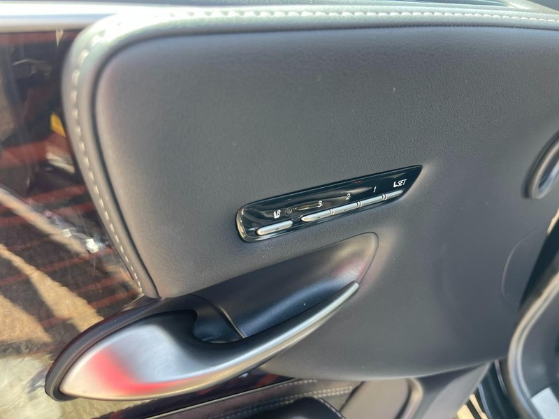 Lexus LS Vehicle Image 26