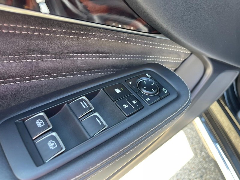 Lexus LS Vehicle Image 27