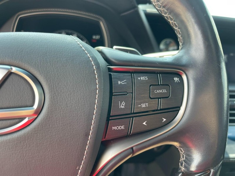 Lexus LS Vehicle Image 32