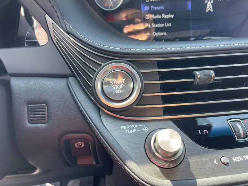 Lexus LS Vehicle Image 38