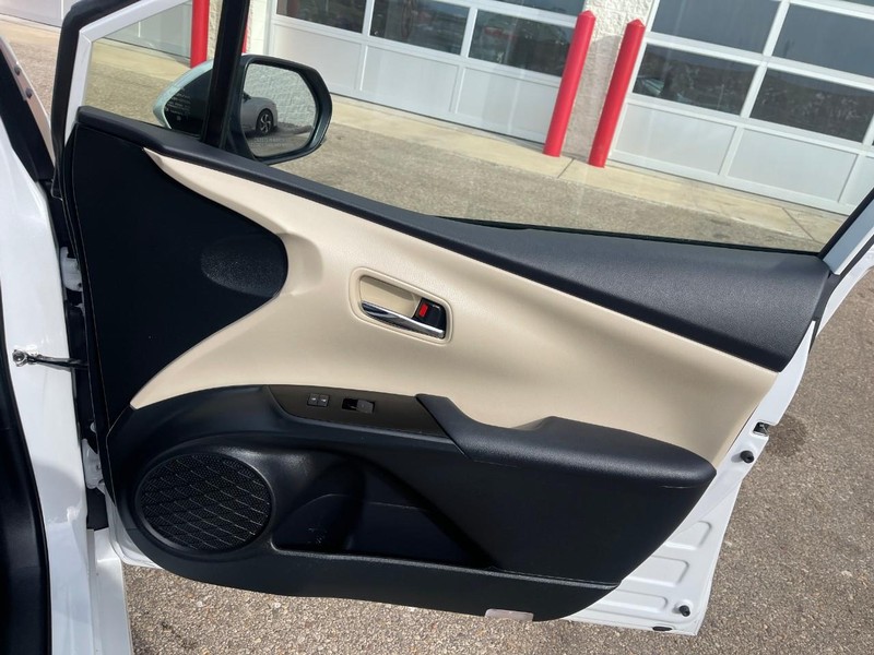 Toyota Prius Vehicle Image 12