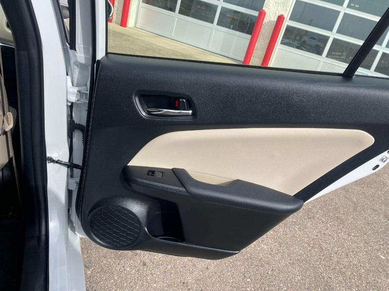 Toyota Prius Vehicle Image 15