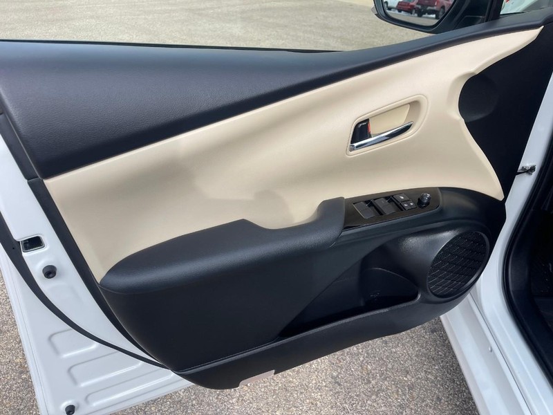 Toyota Prius Vehicle Image 21