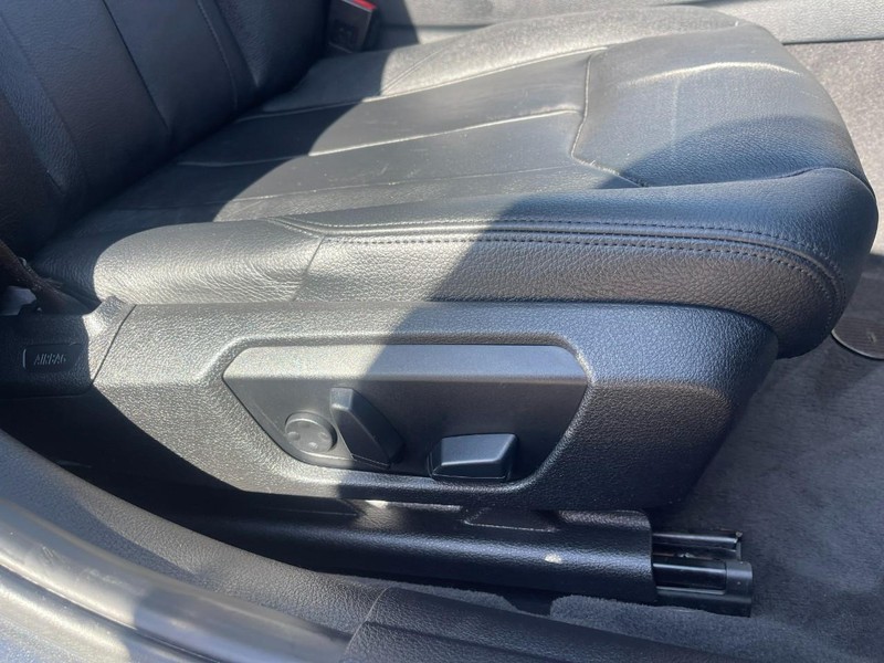 BMW 3 Series Vehicle Image 09