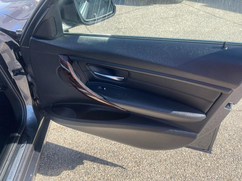 BMW 3 Series Vehicle Image 10