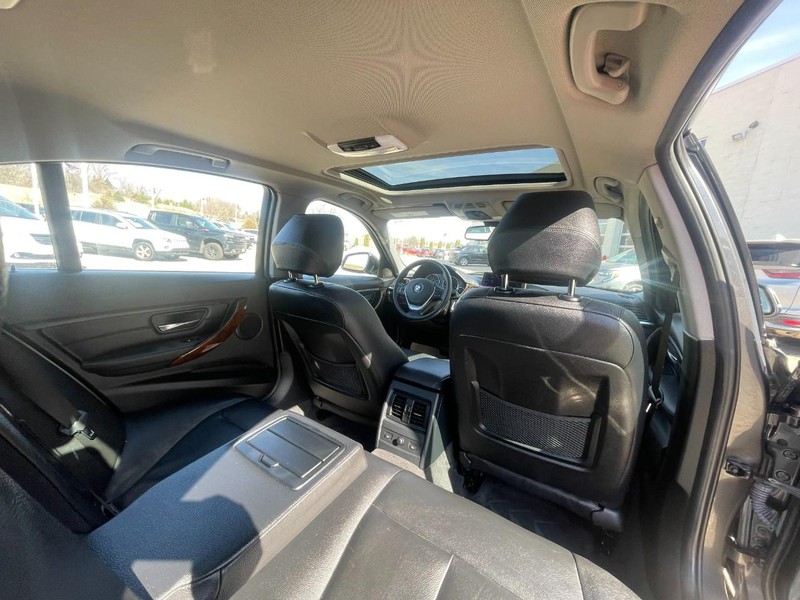 BMW 3 Series Vehicle Image 12