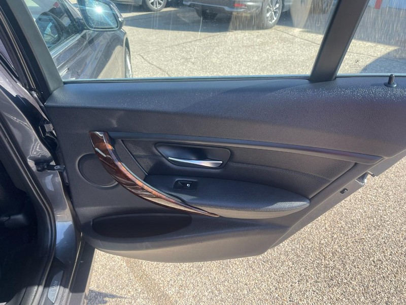 BMW 3 Series Vehicle Image 13