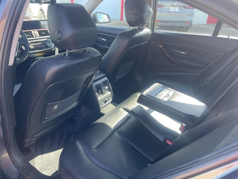 BMW 3 Series Vehicle Image 15