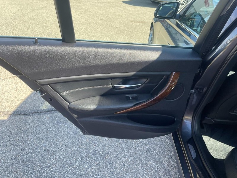 BMW 3 Series Vehicle Image 16