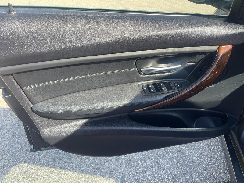 BMW 3 Series Vehicle Image 19