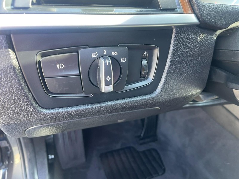 BMW 3 Series Vehicle Image 21