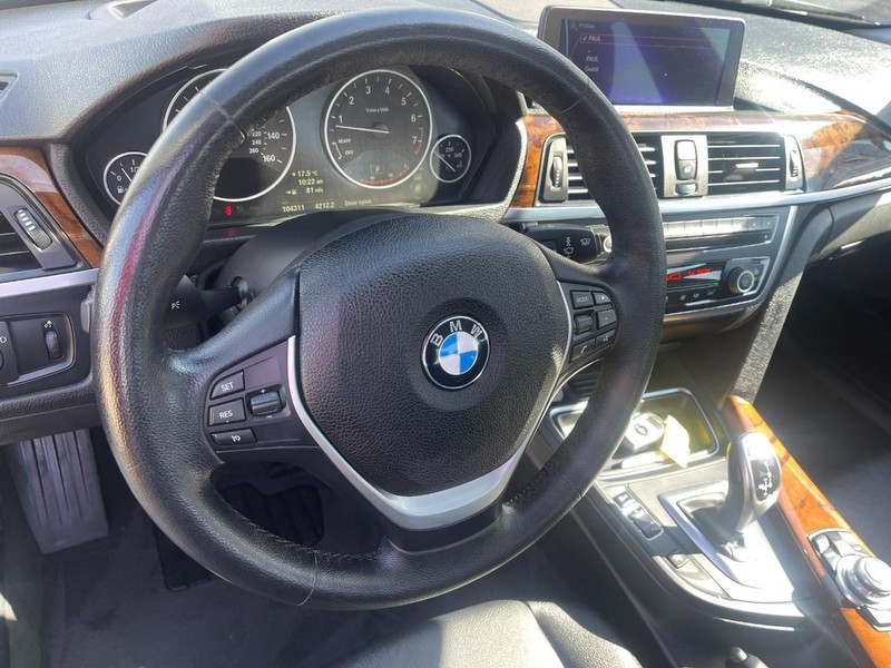BMW 3 Series Vehicle Image 22