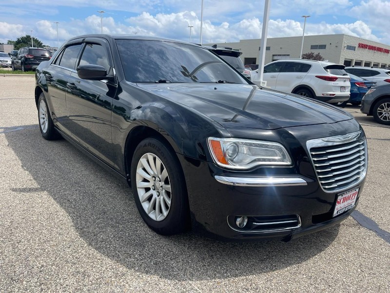 Chrysler 300 Vehicle Image 02