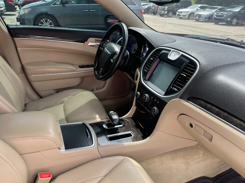 Chrysler 300 Vehicle Image 04