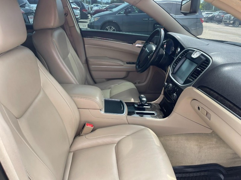Chrysler 300 Vehicle Image 05