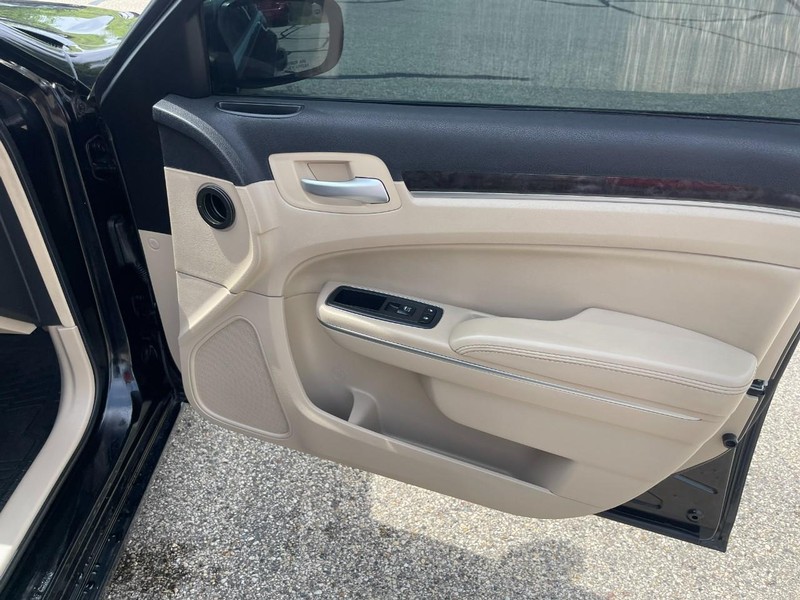 Chrysler 300 Vehicle Image 07