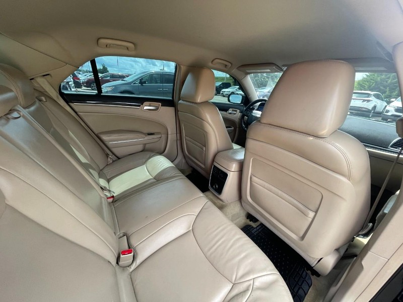 Chrysler 300 Vehicle Image 09
