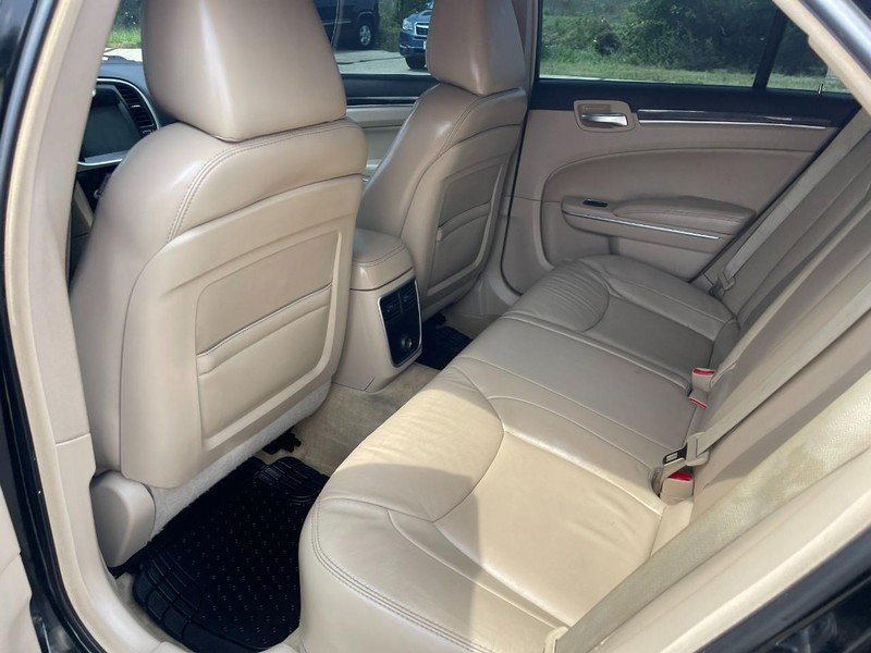 Chrysler 300 Vehicle Image 11