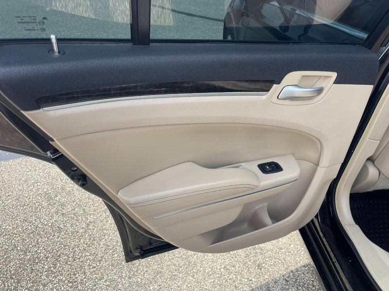 Chrysler 300 Vehicle Image 12