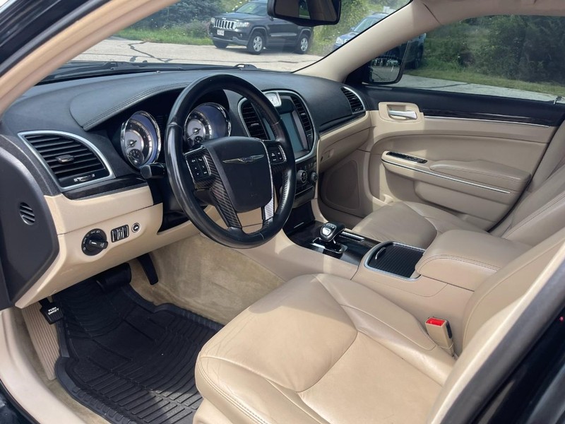 Chrysler 300 Vehicle Image 13