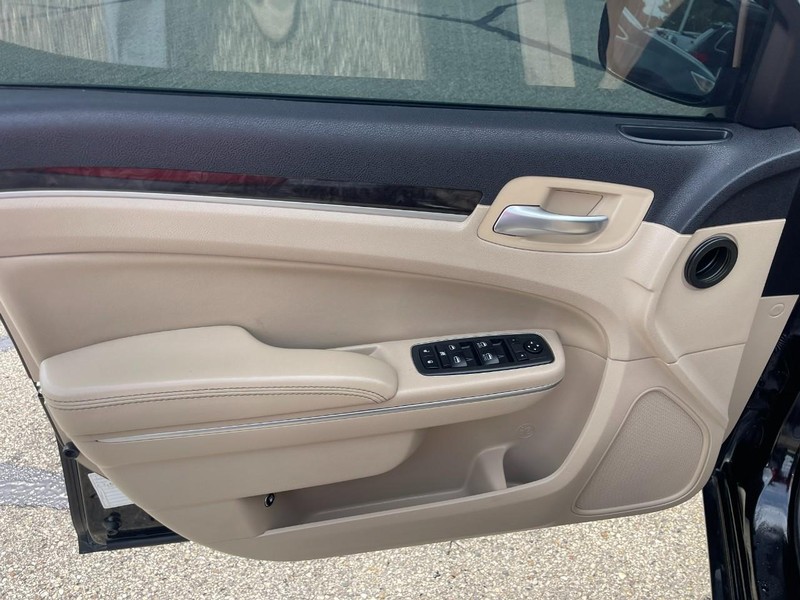 Chrysler 300 Vehicle Image 15