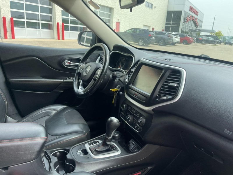 Jeep Cherokee Vehicle Image 10