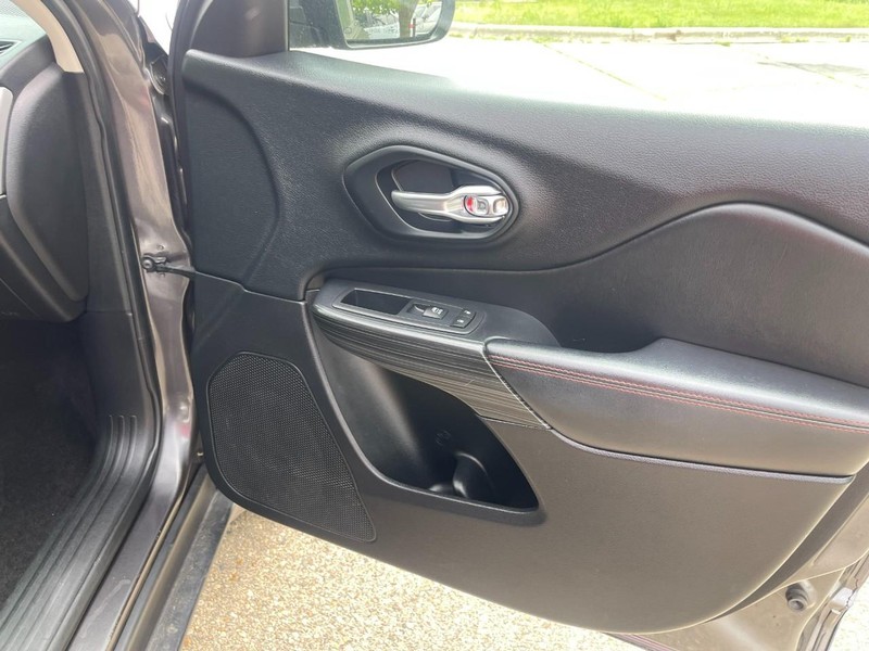 Jeep Cherokee Vehicle Image 12