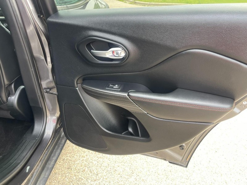 Jeep Cherokee Vehicle Image 15