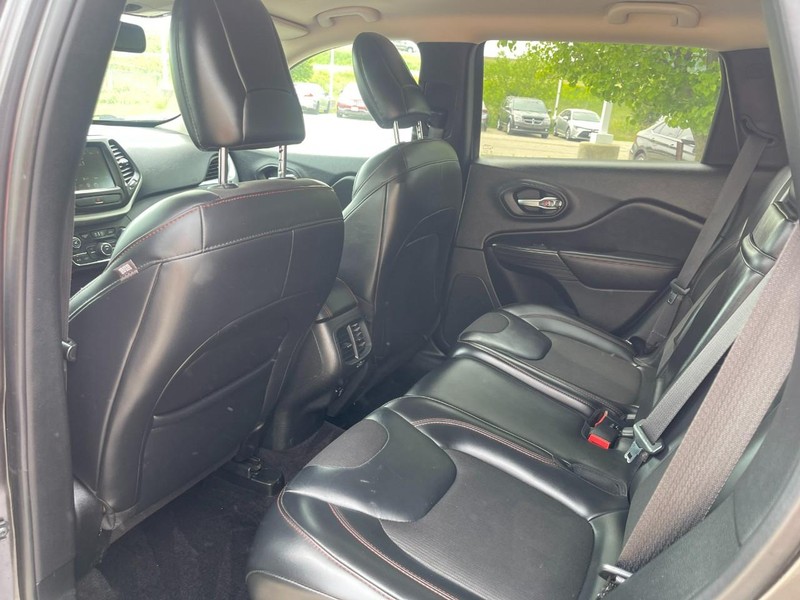 Jeep Cherokee Vehicle Image 16