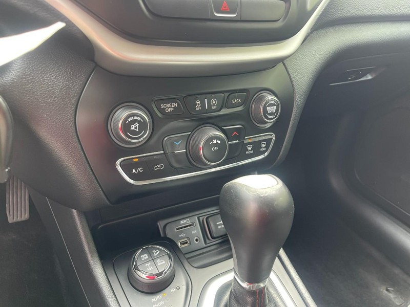 Jeep Cherokee Vehicle Image 21