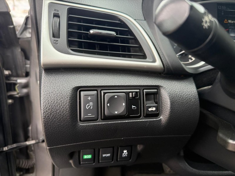 Nissan Sentra Vehicle Image 17