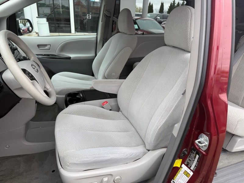 Toyota Sienna Vehicle Image 09