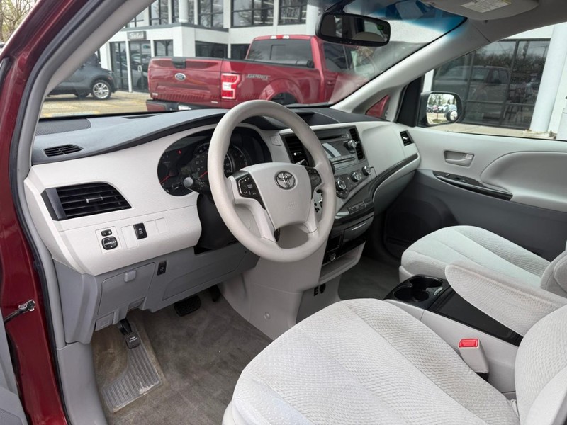 Toyota Sienna Vehicle Image 10