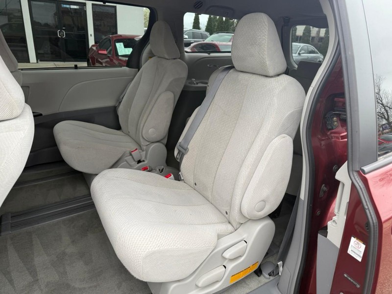 Toyota Sienna Vehicle Image 11
