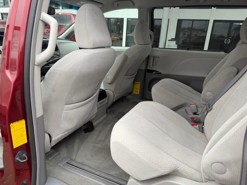 Toyota Sienna Vehicle Image 12