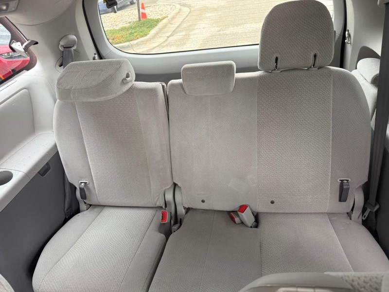 Toyota Sienna Vehicle Image 14