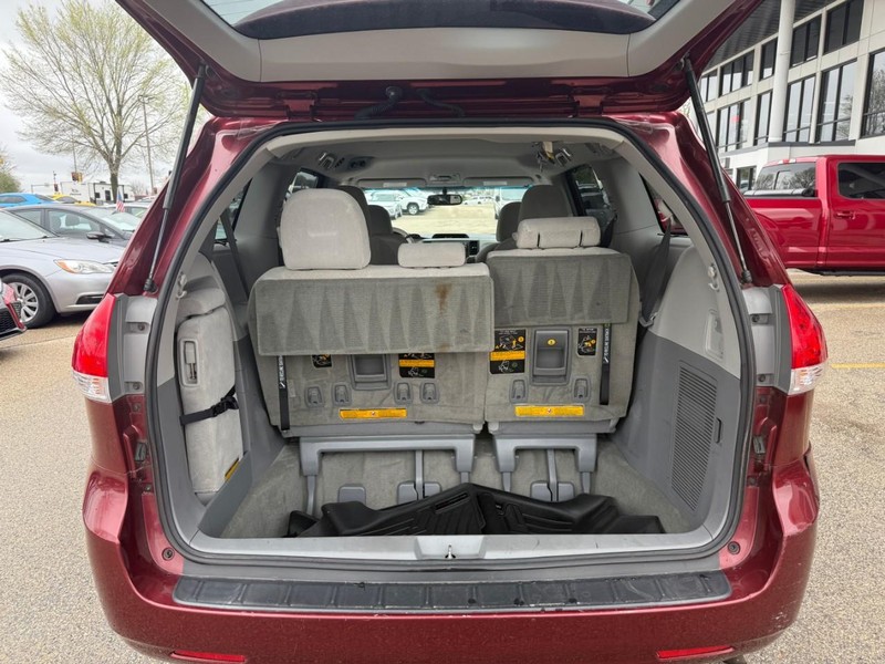 Toyota Sienna Vehicle Image 15