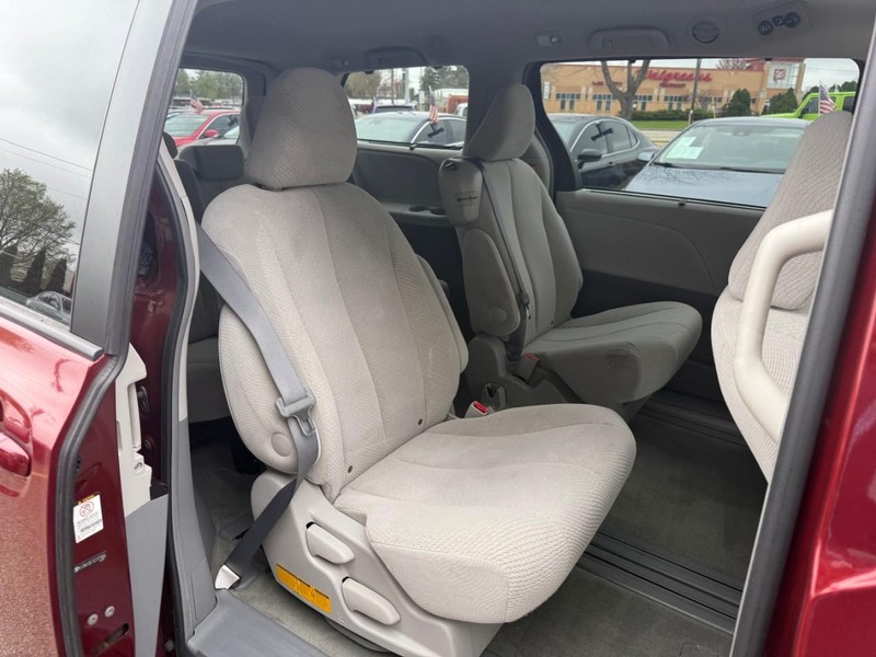 Toyota Sienna Vehicle Image 16