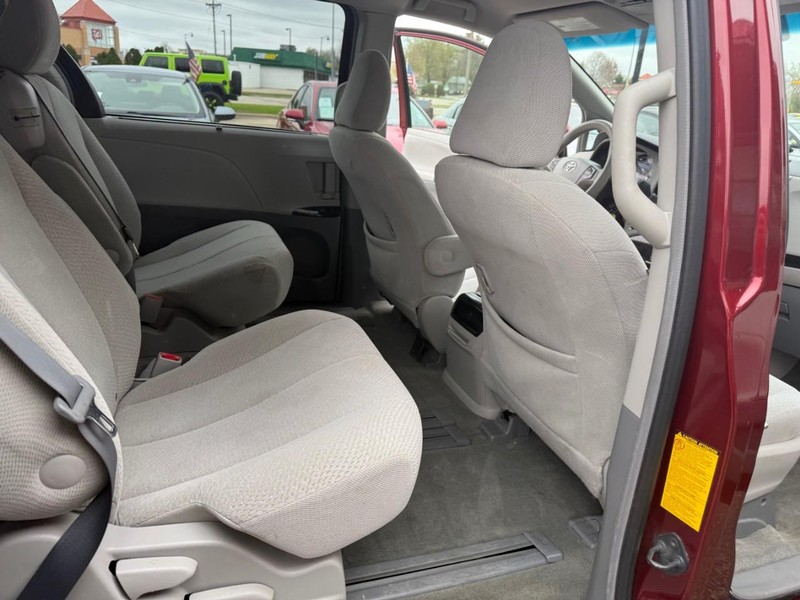Toyota Sienna Vehicle Image 17