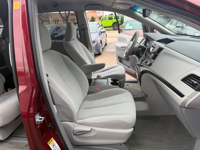 Toyota Sienna Vehicle Image 18