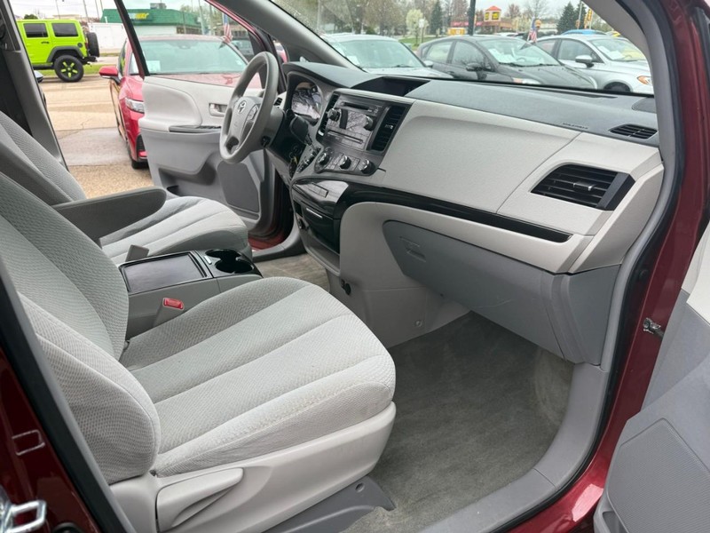 Toyota Sienna Vehicle Image 19
