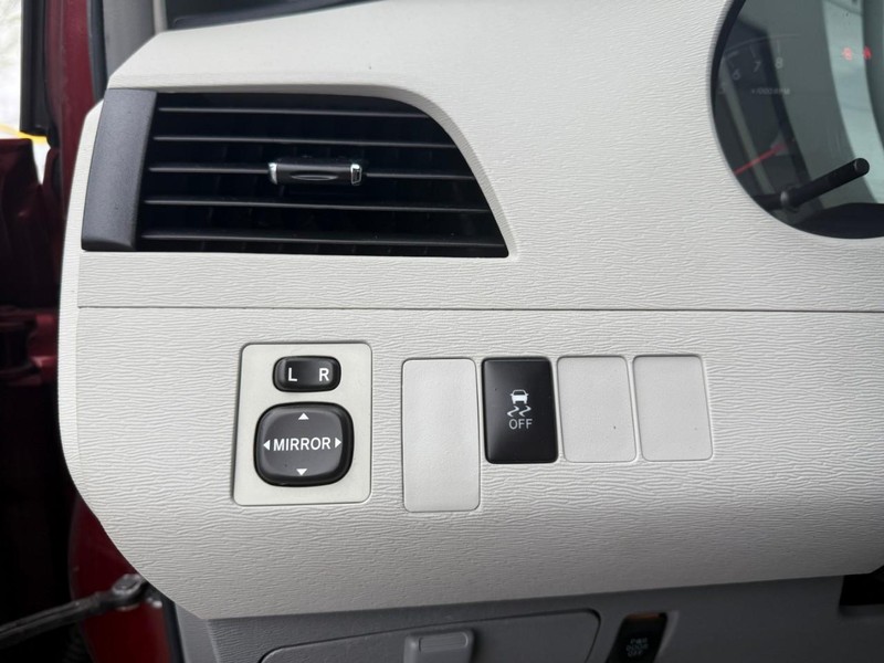 Toyota Sienna Vehicle Image 20