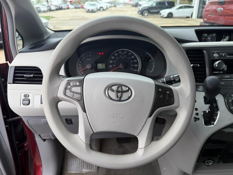 Toyota Sienna Vehicle Image 21
