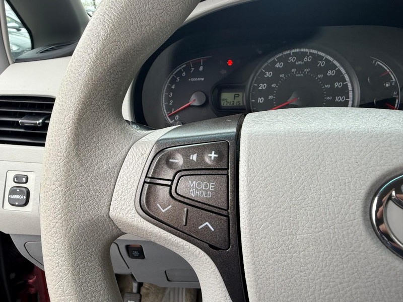Toyota Sienna Vehicle Image 22