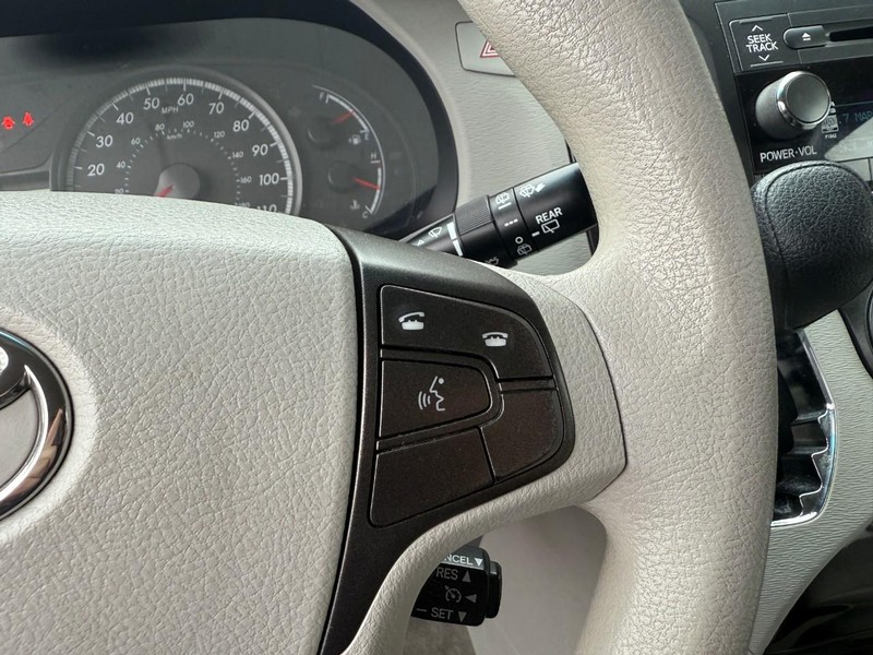 Toyota Sienna Vehicle Image 23