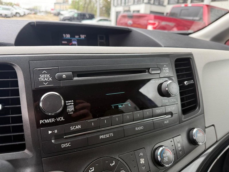 Toyota Sienna Vehicle Image 28