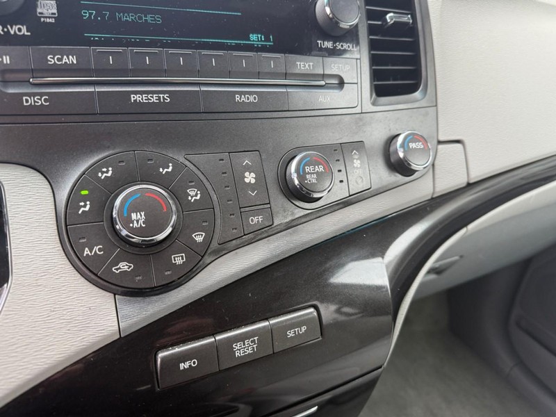 Toyota Sienna Vehicle Image 29