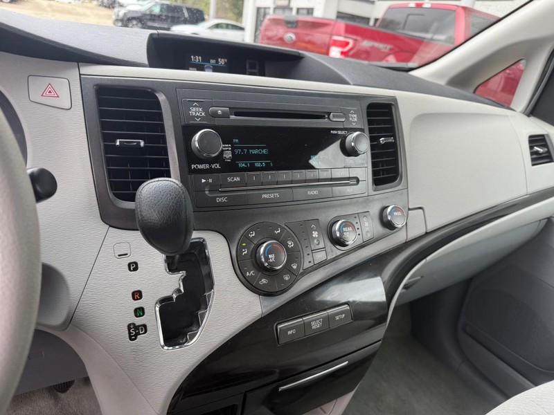 Toyota Sienna Vehicle Image 30