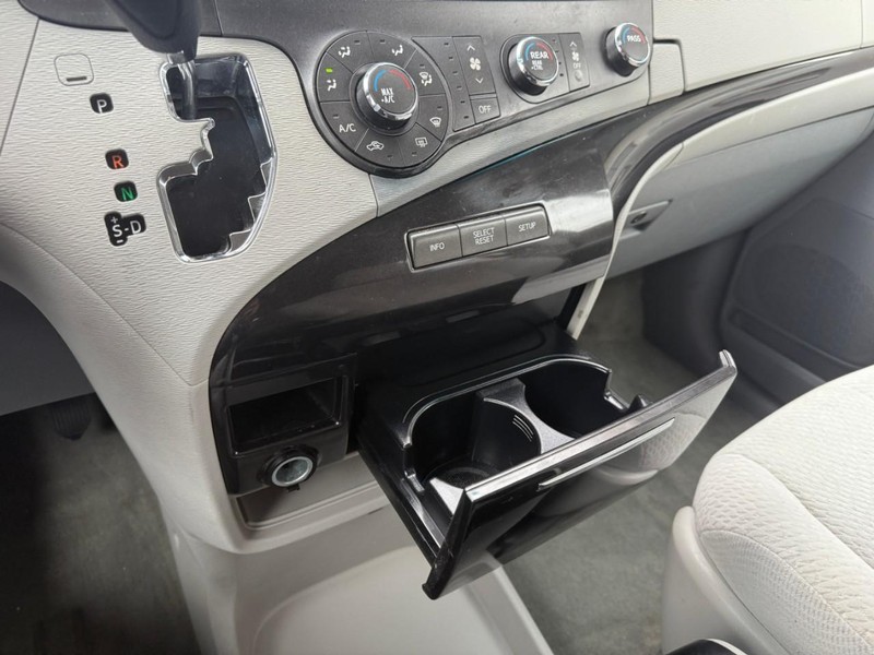 Toyota Sienna Vehicle Image 33