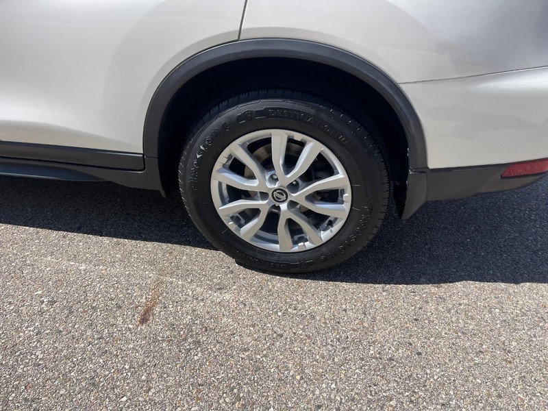 Nissan Rogue Vehicle Image 05